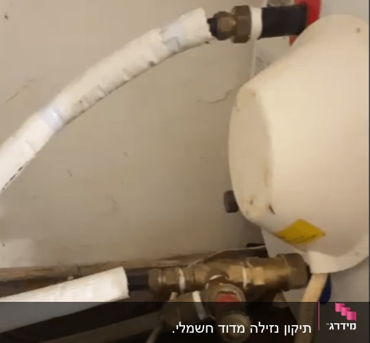 צינורות מחוברים לדוד שמש עם ברזים